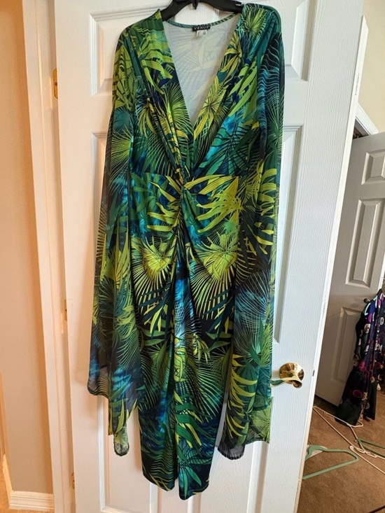 VENUS Dresses & Skirts - VENUS Green Tropical-Print Maxi Wrap Dress